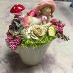 asztali dekoráció virággal, figurával